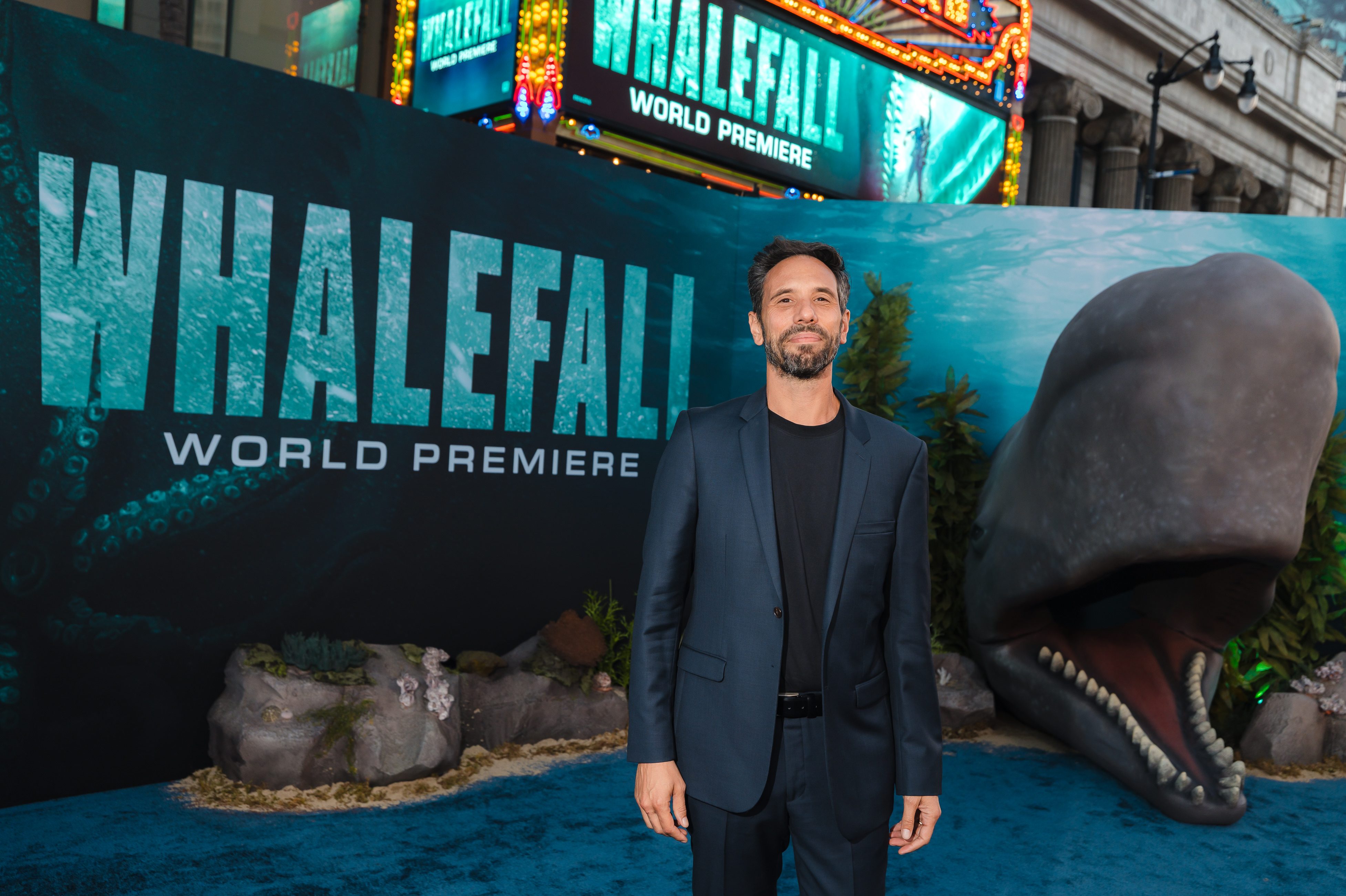 Josh Brolin y Austin Abrams durante la premiere mundial de La Caída de la Ballena en Hollywood.